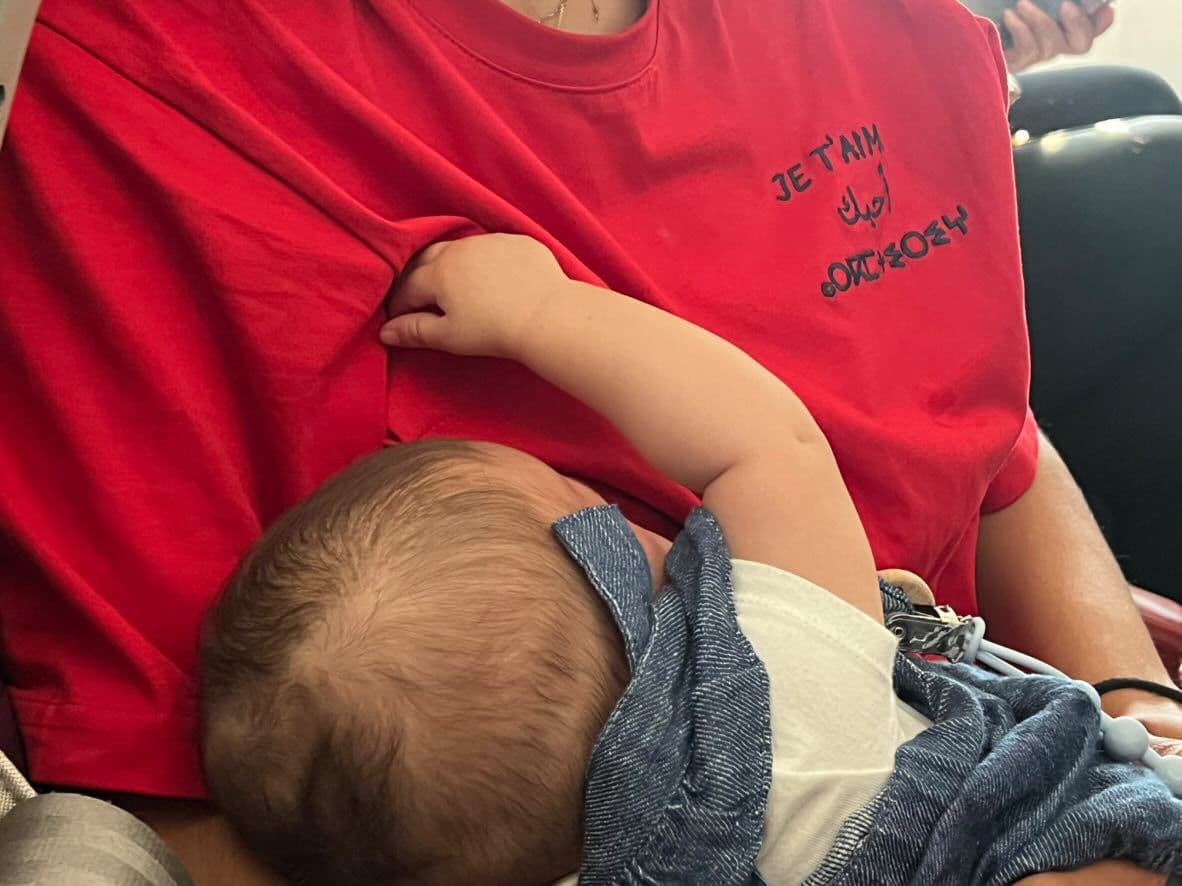 Couple avec bébé portant des t-shirts J'allète assortis beige
